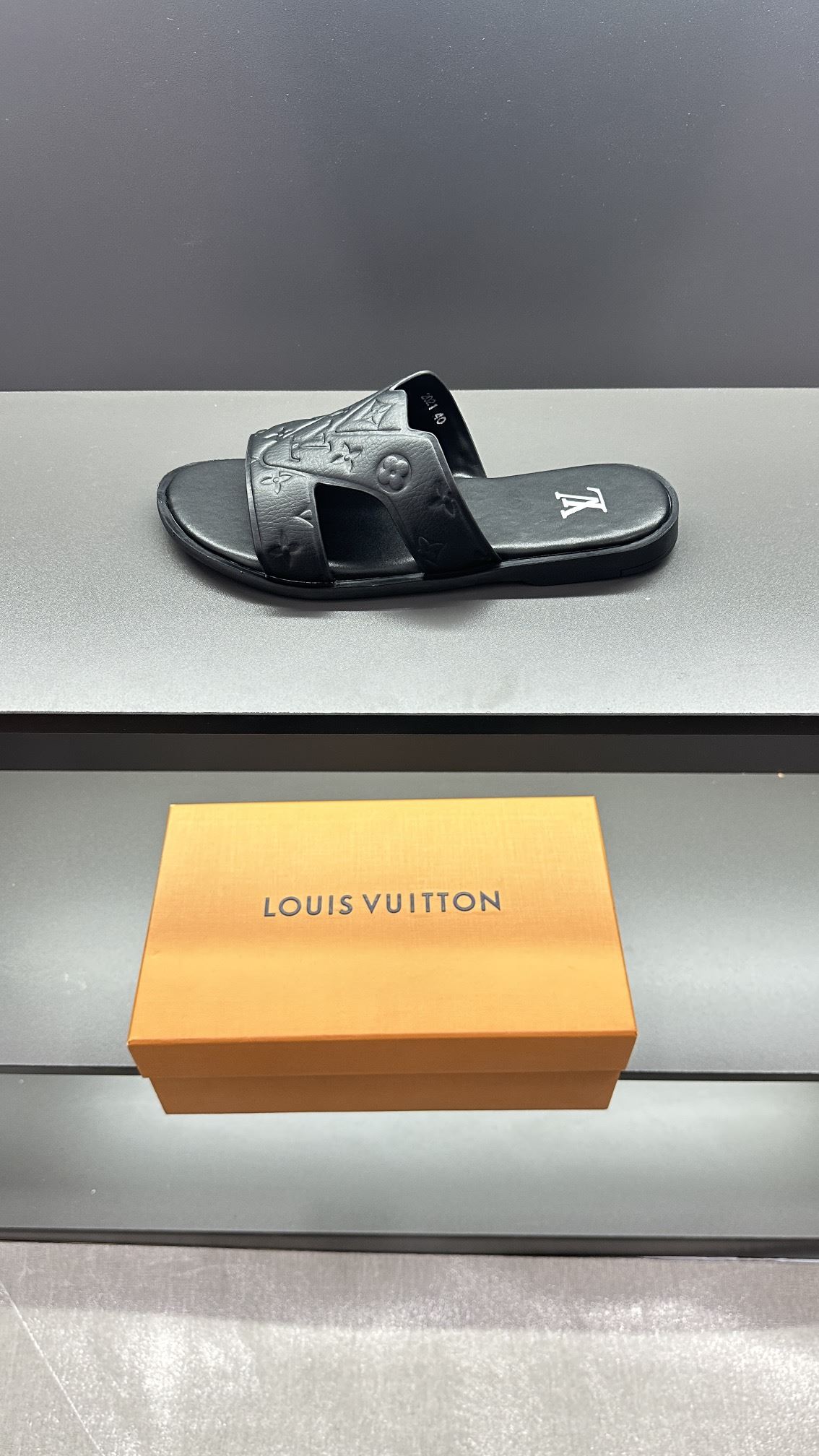 Louis Vuitton Slippers